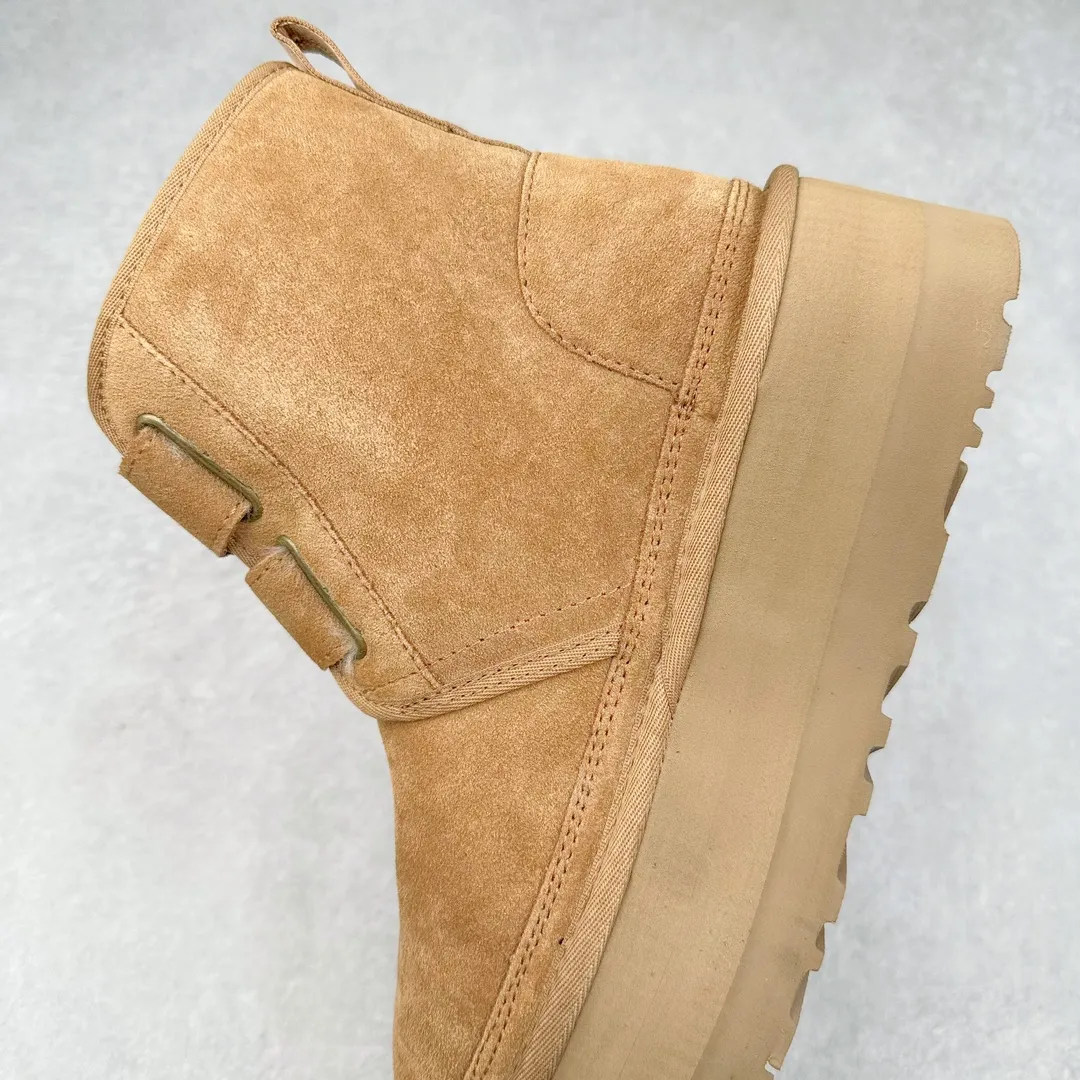 Pick up locally 💰600 UGG 0554 Autumn and winter sheepskin and fur one-piece snow boots with double buckles. All shoes are made from the same factory as ZP. Longfeng A-grade Australian imported sheepskin and fur one-piece Velcro women's boots. Brand OEM production line. Fully follow the ZP process. OEM original pattern maker. Adhering to the principle of no original shoes and no development selection. Pay attention to every detail. The most authentic version on the market. TREADLITE "Light Wing" technology outsole. Lightweight/durable/flexible/pile size: 35 36 37 38 39 40 Coding: by3936030